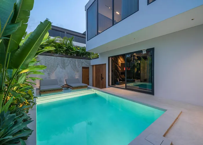 Under The Palms - A Luxurious 3-br In Villa *