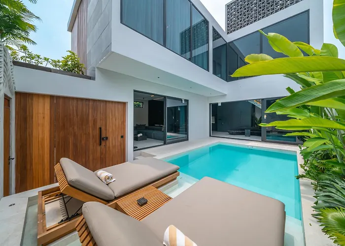 Under The Palms - A Luxurious 3-br In Villa *