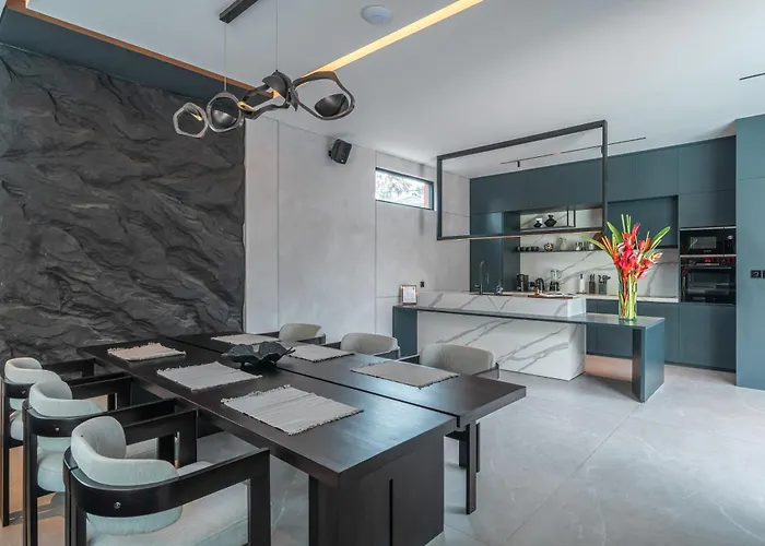 Under The Palms - A Luxurious 3-br In