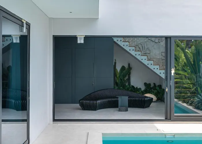 Under The Palms - A Luxurious 3-br In