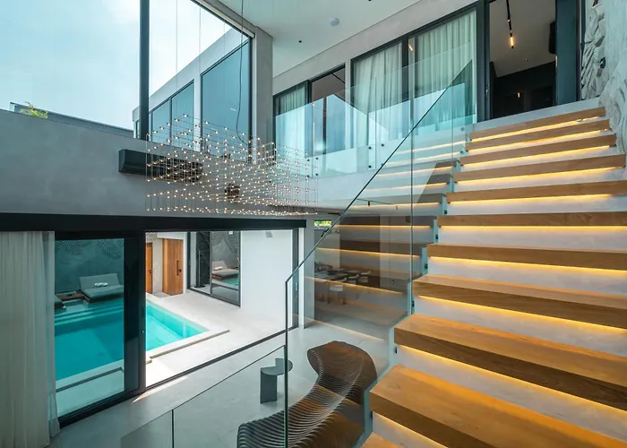 Under The Palms - A Luxurious 3-br In