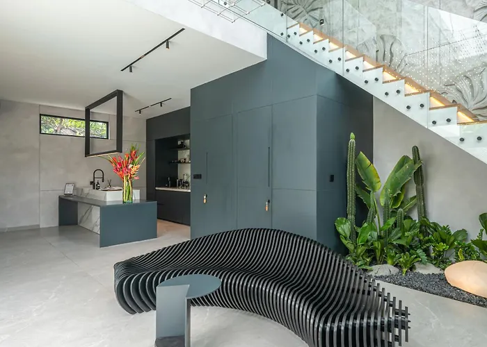 Under The Palms - A Luxurious 3-br In Villa