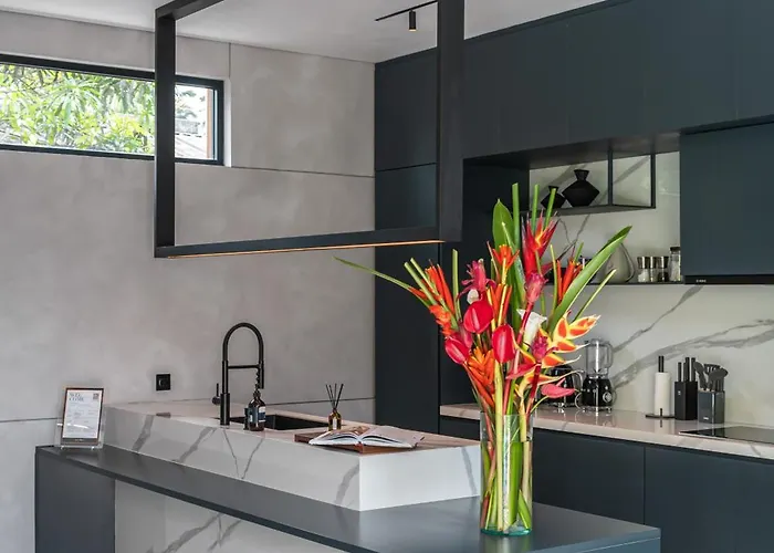 Villa Under The Palms - A Luxurious 3-br In *