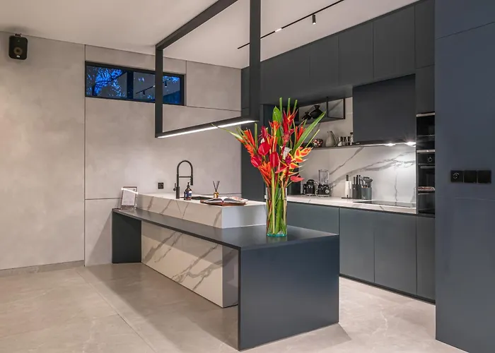 Under The Palms - A Luxurious 3-br In *